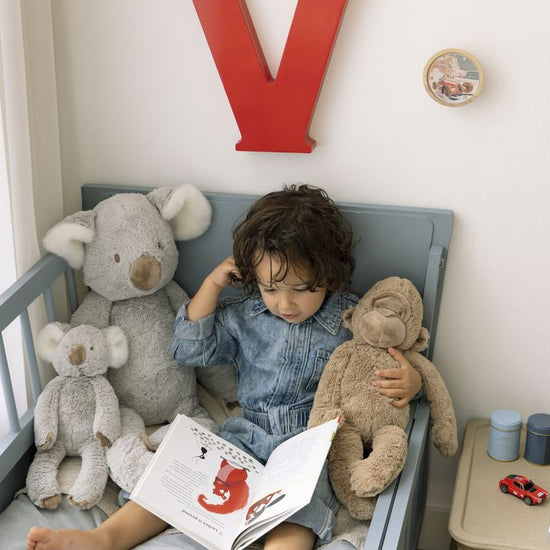 https://www.vanastenbabysuperstore.nl/media/catalog/product/0/9/0992401683_2_knuffel_happy_horse_gorilla_gayo_34cm.jpg