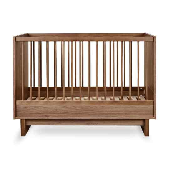 https://www.vanastenbabysuperstore.nl/media/catalog/product/1/0/1000010095_1_quax_kyo_ledikant_70x120_walnut_2.jpg