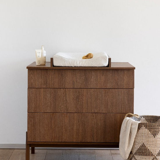 https://www.vanastenbabysuperstore.nl/media/catalog/product/1/0/1000020055_1_commode_quax_ashi_chestnut.jpg