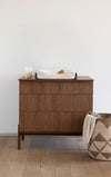 https://www.vanastenbabysuperstore.nl/media/catalog/product/1/0/1000020055_1_commode_quax_ashi_chestnut.jpg
