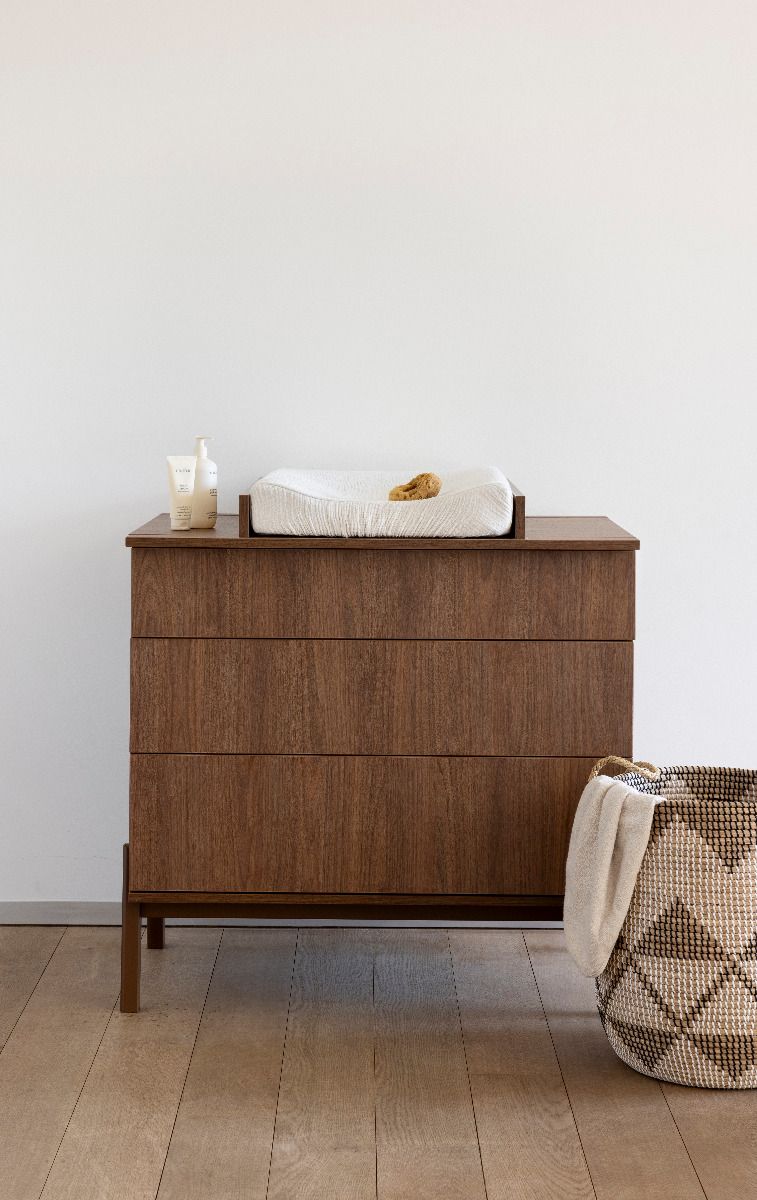 https://www.vanastenbabysuperstore.nl/media/catalog/product/1/0/1000020055_1_commode_quax_ashi_chestnut.jpg