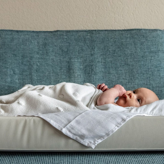 https://www.vanastenbabysuperstore.nl/media/catalog/product/1/0/1002000039_2_aankleedkussen_little_boo_cosy_comfy_xl_uni_clay.jpg
