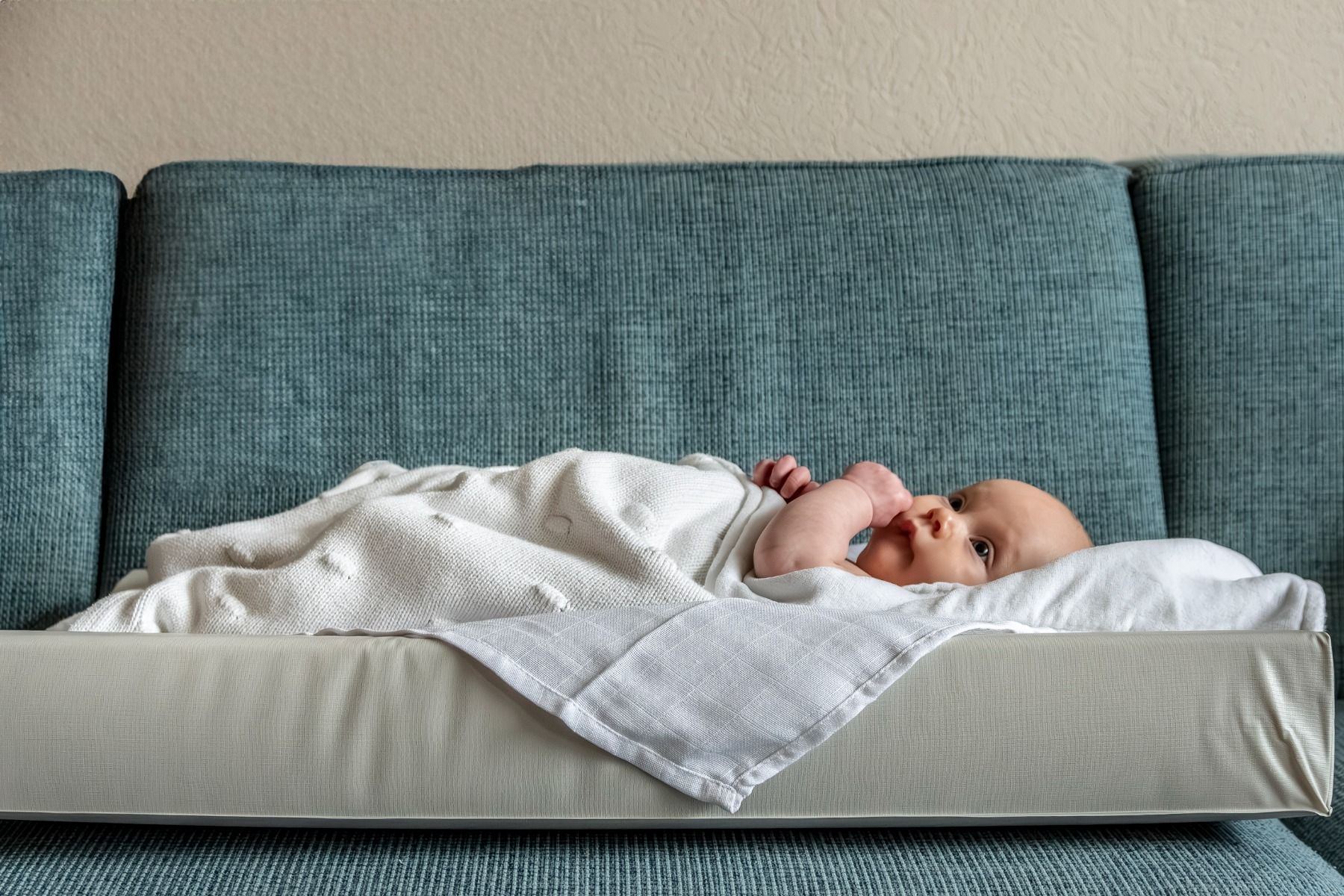 https://www.vanastenbabysuperstore.nl/media/catalog/product/1/0/1002000039_2_aankleedkussen_little_boo_cosy_comfy_xl_uni_clay.jpg