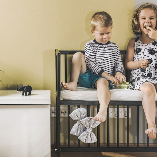 https://www.vanastenbabysuperstore.nl/media/catalog/product/1/2/1280060040_2_wieg_cosleeper_bedside_40_x_80_black_666cs.jpg