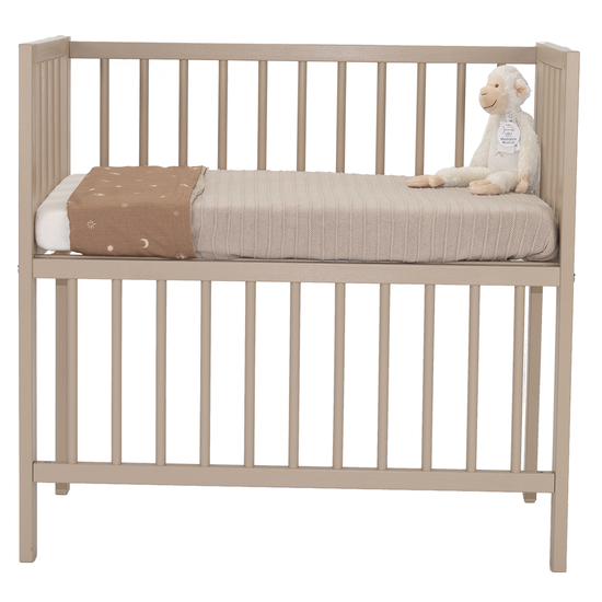 https://www.vanastenbabysuperstore.nl/media/catalog/product/1/2/1280060048_2_wieg_cosleeper_lily_40x80_sand_nieuw.png