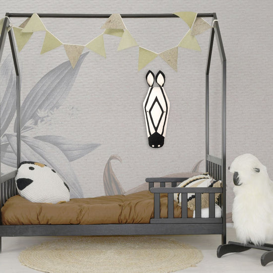 https://www.vanastenbabysuperstore.nl/media/catalog/product/1/2/1280070012_1_juniorbed_house_house_black.jpg