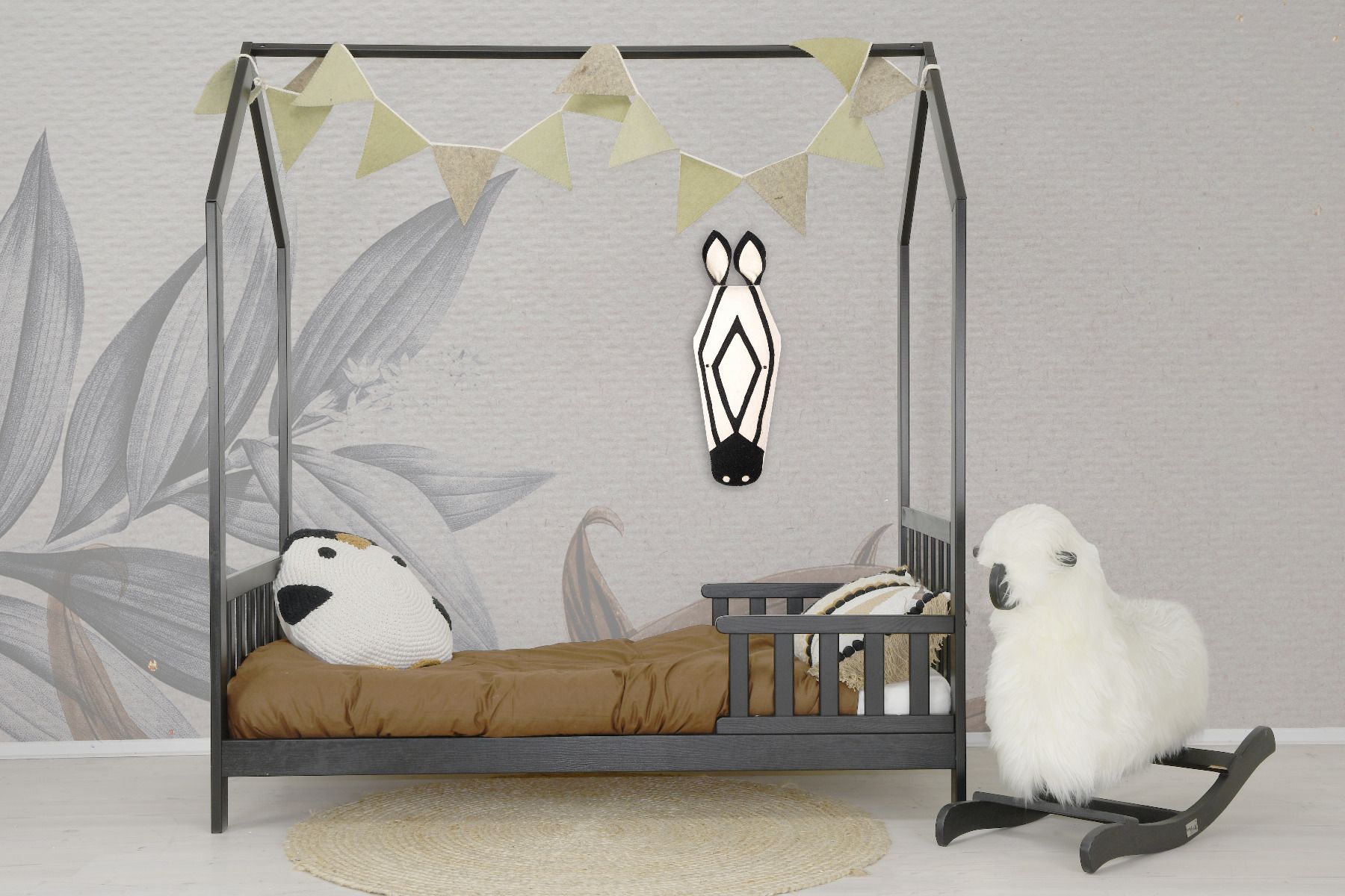 https://www.vanastenbabysuperstore.nl/media/catalog/product/1/2/1280070012_1_juniorbed_house_house_black.jpg