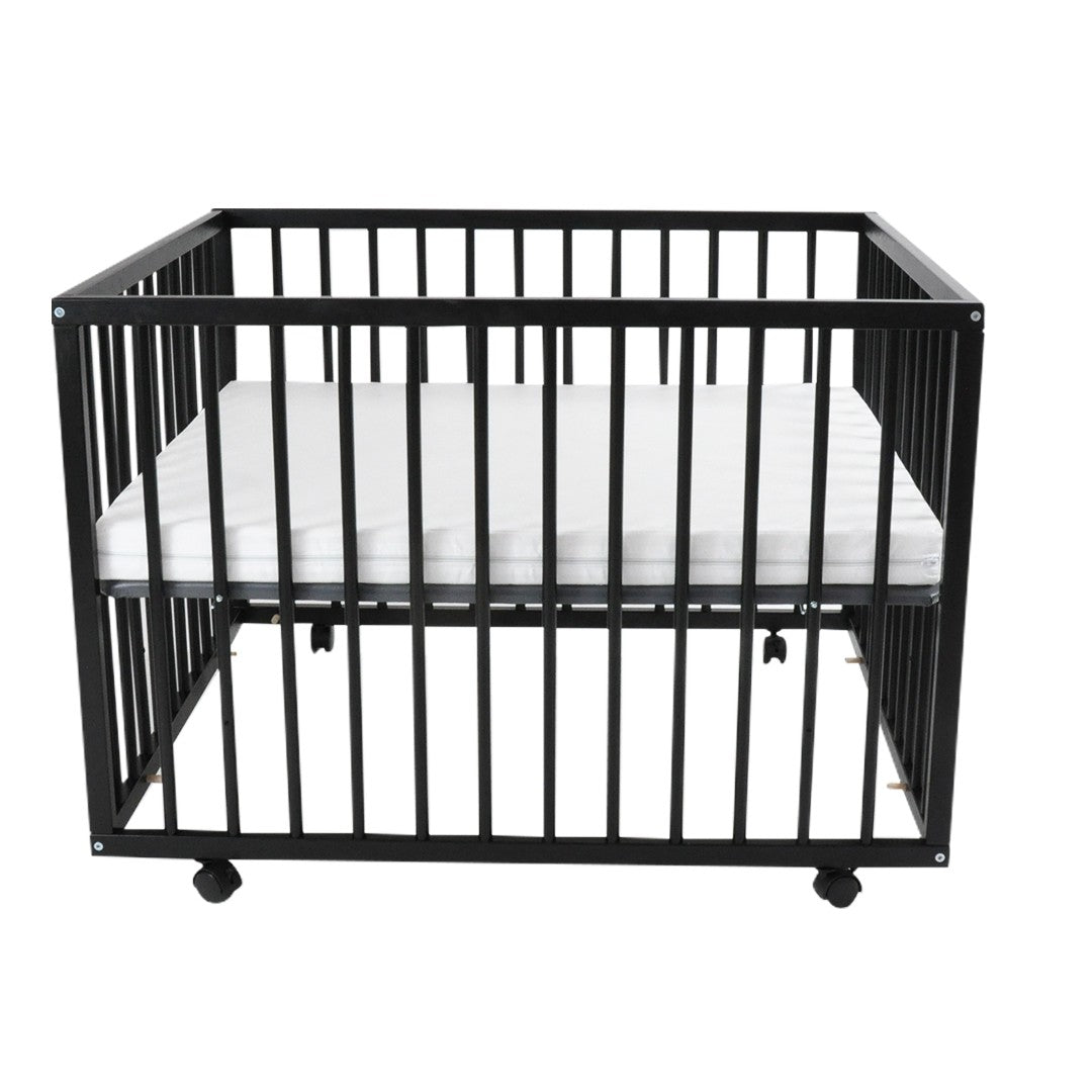 https://www.vanastenbabysuperstore.nl/media/catalog/product/1/2/1281500027_1_box_met_wieltjes_standaard_zwart.jpg