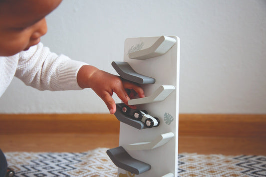 https://www.vanastenbabysuperstore.nl/media/catalog/product/1/3/1302400640_2_houten_racetrack_tryco_wooden_zigzag.jpg