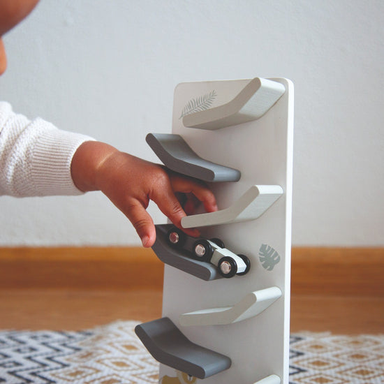 https://www.vanastenbabysuperstore.nl/media/catalog/product/1/3/1302400640_2_houten_racetrack_tryco_wooden_zigzag.jpg