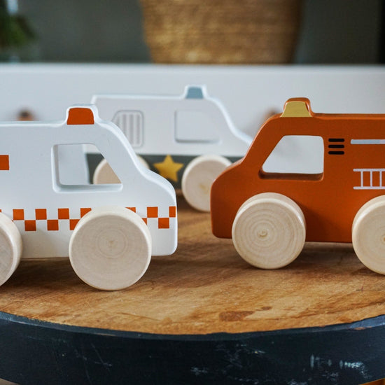 https://www.vanastenbabysuperstore.nl/media/catalog/product/1/3/1302400643_2_houten_ambulance_tryco.jpg