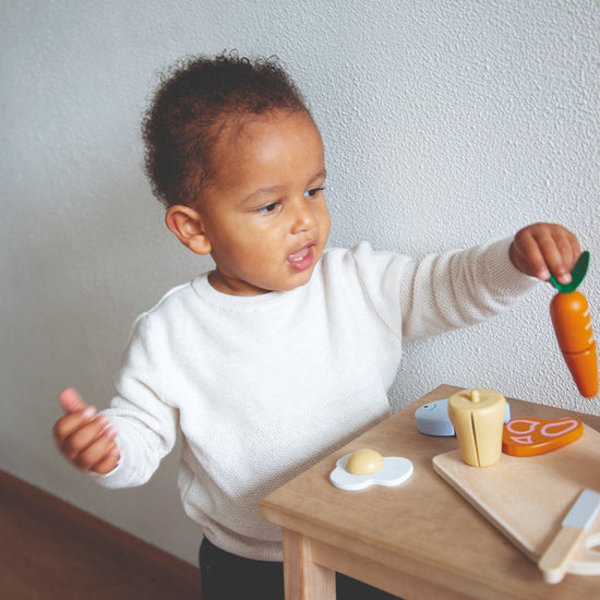 https://www.vanastenbabysuperstore.nl/media/catalog/product/1/3/1302400649_2_houten_snijplank_met_eten_tryco.jpg