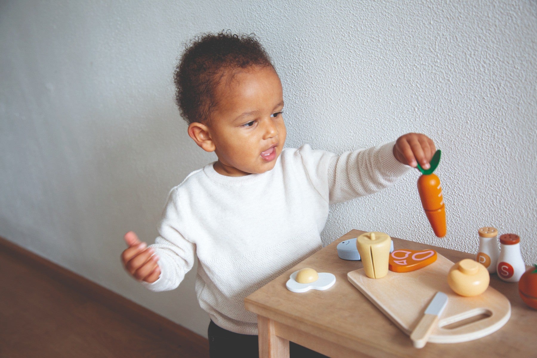 https://www.vanastenbabysuperstore.nl/media/catalog/product/1/3/1302400649_2_houten_snijplank_met_eten_tryco.jpg