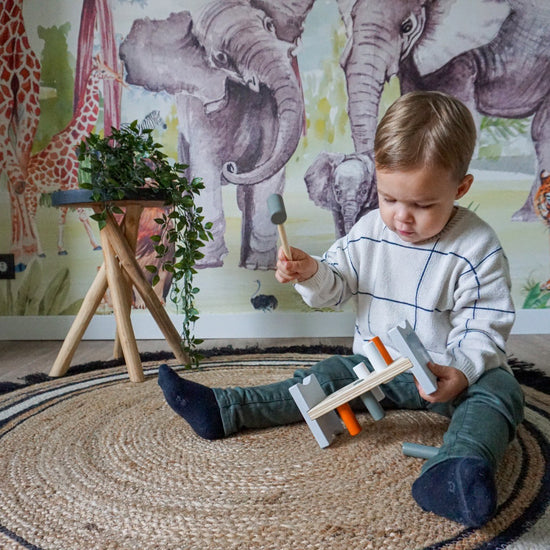 https://www.vanastenbabysuperstore.nl/media/catalog/product/1/3/1302400690_2_houten_hamerbankje_tryco.jpg