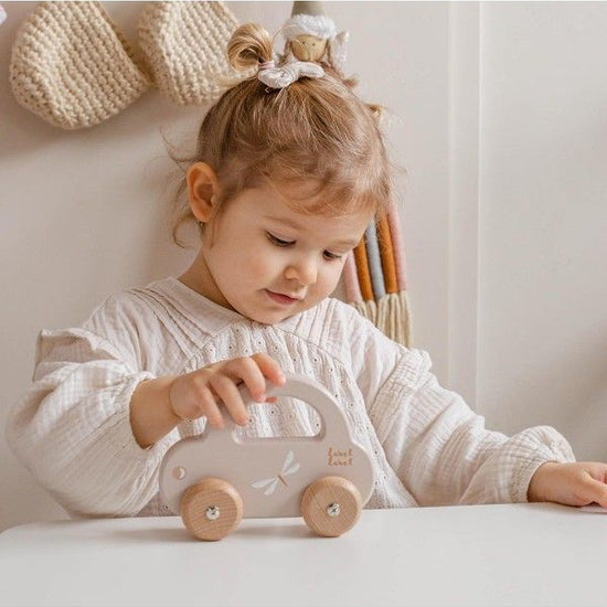 https://www.vanastenbabysuperstore.nl/media/catalog/product/1/3/1302400803_2_houten_auto_labellabel_nougat.jpg
