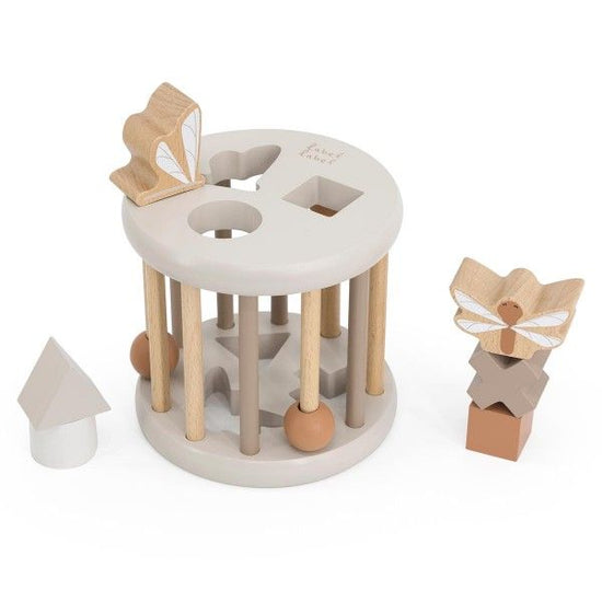https://www.vanastenbabysuperstore.nl/media/catalog/product/1/3/1302400806_1_houten_vormsorteerwiel_labellabel_nougat.jpg