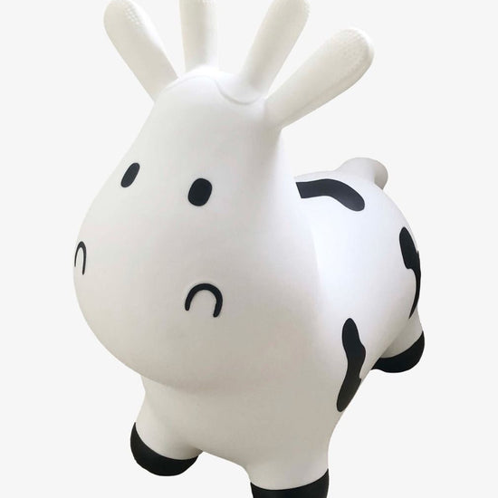 https://www.vanastenbabysuperstore.nl/media/catalog/product/1/3/1302400812_1_skippydier_tryco_cow_white.jpg