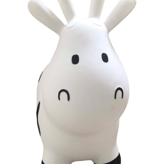 https://www.vanastenbabysuperstore.nl/media/catalog/product/1/3/1302400812_2_skippydier_tryco_cow_white.jpg