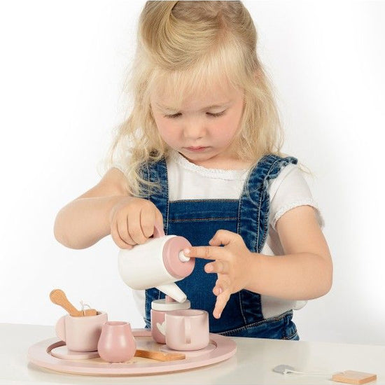 https://www.vanastenbabysuperstore.nl/media/catalog/product/1/3/1302400836_2_theeservies_labellabel_hout_pink.jpg