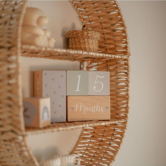 https://www.vanastenbabysuperstore.nl/media/catalog/product/1/3/1302430002_2_blokken_labellabel_mijlpaal_olive_green.jpg