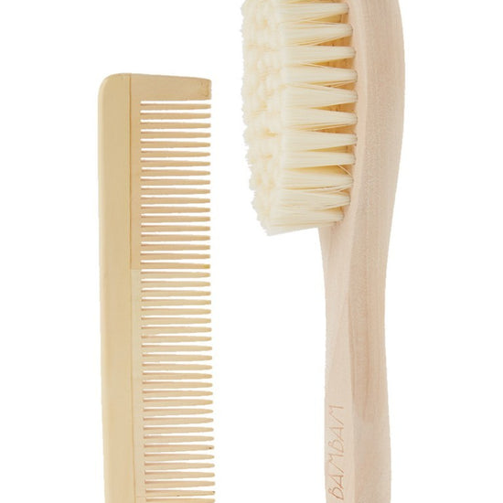 https://www.vanastenbabysuperstore.nl/media/catalog/product/1/3/1352110019_2_bambam_set_houten_borstel_kam.jpg