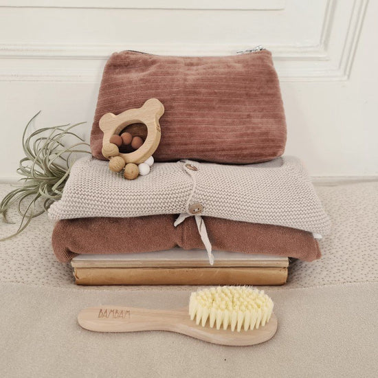 https://www.vanastenbabysuperstore.nl/media/catalog/product/1/3/1352110028_2_bijtring_bambam_hout_bear_eco.jpg
