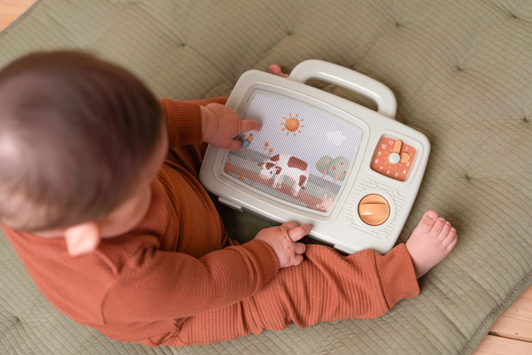 https://www.vanastenbabysuperstore.nl/media/catalog/product/1/5/1502400091_2_muziek_tv_little_dutch_farm.jpg