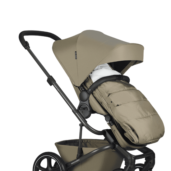https://www.vanastenbabysuperstore.nl/media/catalog/product/1/6/1692880003_2_voetenzak_easywalker_harvey_nxt_moss_green.png