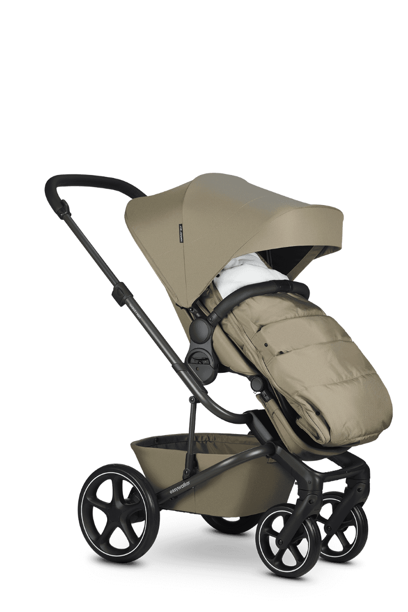 https://www.vanastenbabysuperstore.nl/media/catalog/product/1/6/1692880003_2_voetenzak_easywalker_harvey_nxt_moss_green.png