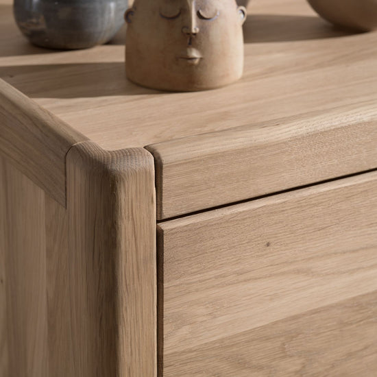 https://www.vanastenbabysuperstore.nl/media/catalog/product/1/7/1700020008_2_commode_jaxx_forrest_eik.jpg