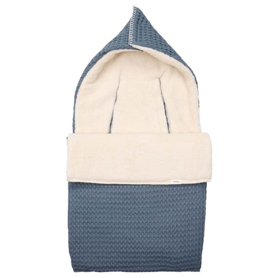 https://www.vanastenbabysuperstore.nl/media/catalog/product/1/8/1801210097_1_voetenzak_koeka_wafel_oslo_teddy_bluestone.jpg
