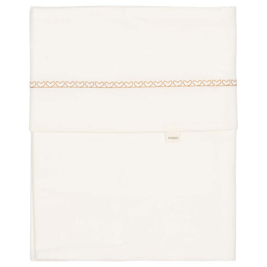 https://www.vanastenbabysuperstore.nl/media/catalog/product/1/8/1801890004_1_laken_ledikant_koeka_fall_in_love_honey_1.jpg