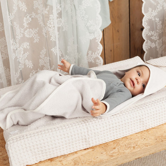 https://www.vanastenbabysuperstore.nl/media/catalog/product/1/8/1801900526_2_aankleedkussenhoes_koeka_wafel_sand.jpg