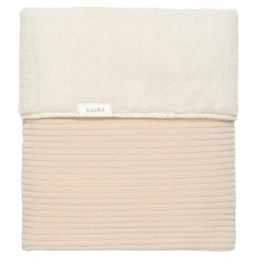 https://www.vanastenbabysuperstore.nl/media/catalog/product/1/8/1801900583_1_deken_ledikant_koeka_vik_teddy_sand.jpg