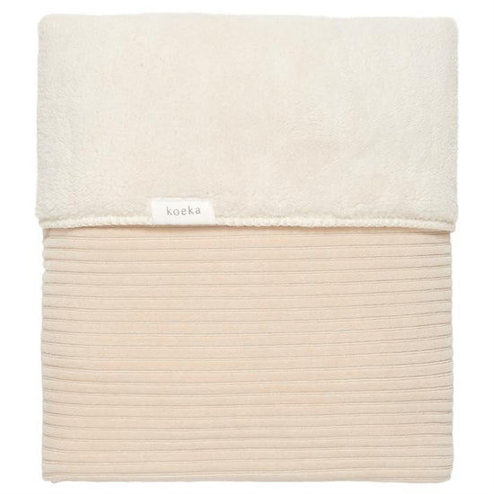 https://www.vanastenbabysuperstore.nl/media/catalog/product/1/8/1801900583_1_deken_ledikant_koeka_vik_teddy_sand.jpg
