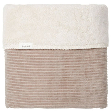 https://www.vanastenbabysuperstore.nl/media/catalog/product/1/8/1801900845_1_deken_ledikant_koeka_vik_teddy_clay.jpg