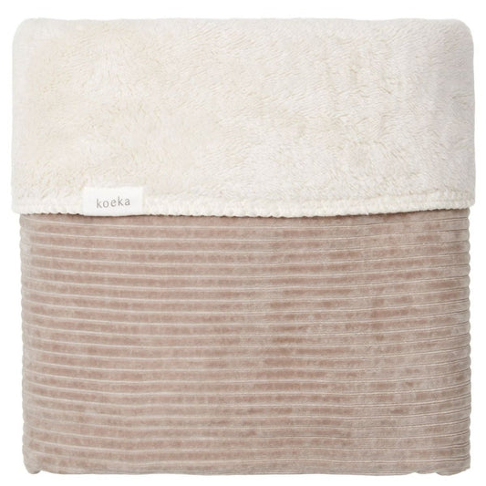 https://www.vanastenbabysuperstore.nl/media/catalog/product/1/8/1801900845_1_deken_ledikant_koeka_vik_teddy_clay.jpg