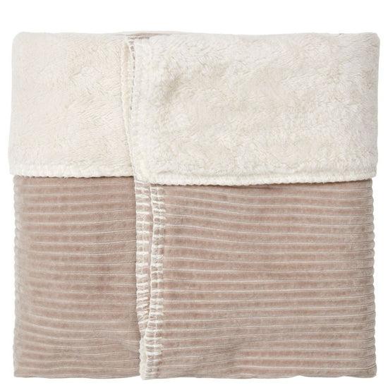 https://www.vanastenbabysuperstore.nl/media/catalog/product/1/8/1801900845_2_deken_ledikant_koeka_vik_teddy_clay.jpg