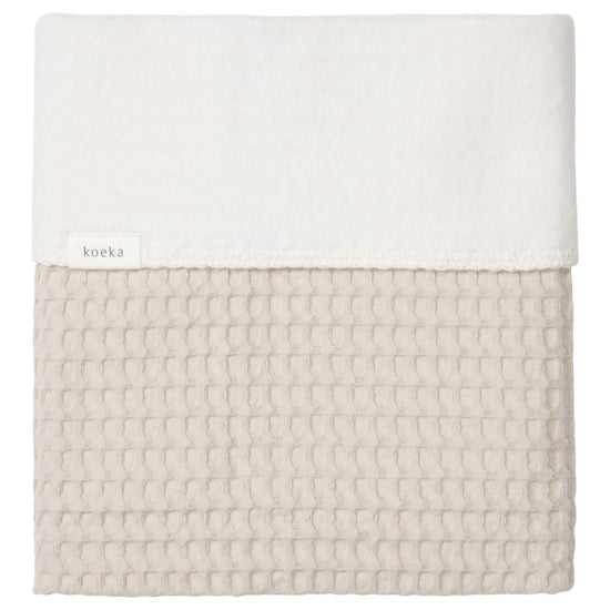 https://www.vanastenbabysuperstore.nl/media/catalog/product/1/8/1801900850_1_deken_wieg_koeka_wafel_cotton_fleece_sand.jpg