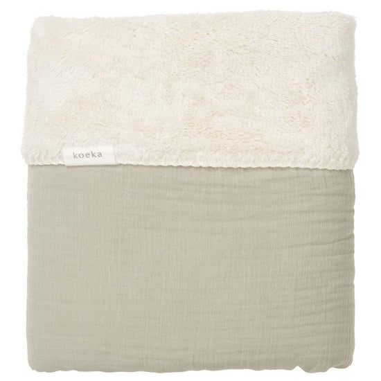 https://www.vanastenbabysuperstore.nl/media/catalog/product/1/8/1801900859_1_deken_wieg_koeka_faro_teddy_sage.jpg