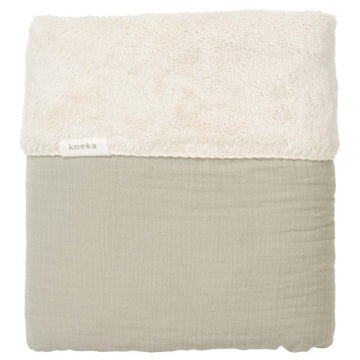 https://www.vanastenbabysuperstore.nl/media/catalog/product/1/8/1801900859_1_deken_wieg_koeka_faro_teddy_sage.jpg