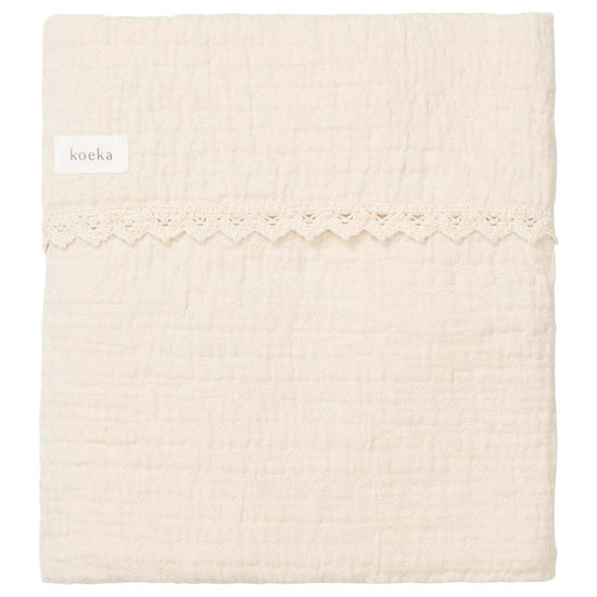 https://www.vanastenbabysuperstore.nl/media/catalog/product/1/8/1801900867_1_deken_wieg_koeka_lace_elba_natural.jpg