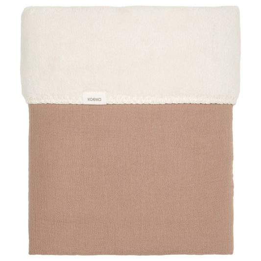 https://www.vanastenbabysuperstore.nl/media/catalog/product/1/8/1801900911_1_deken_ledikant_koeka_teddy_faro_caffe.jpg