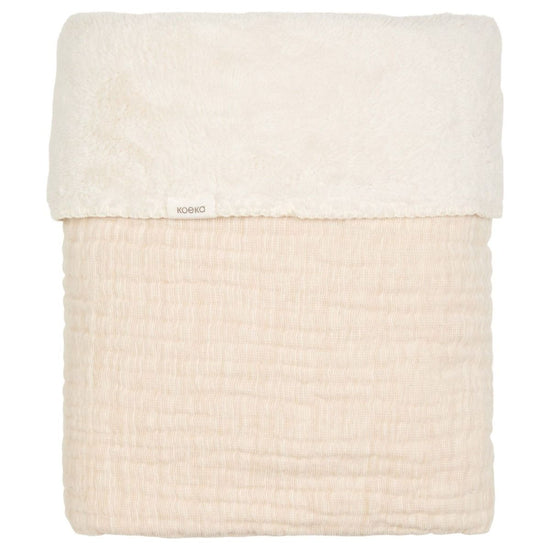 https://www.vanastenbabysuperstore.nl/media/catalog/product/1/8/1801900914_1_deken_wieg_koeka_teddy_rivoli_warm_white.jpg