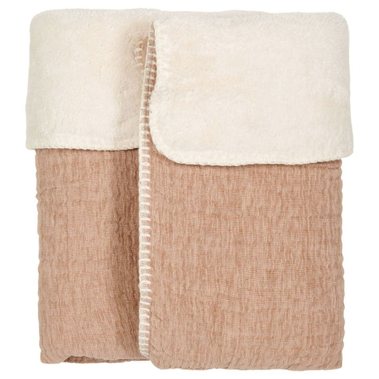 https://www.vanastenbabysuperstore.nl/media/catalog/product/1/8/1801900915_2_deken_wieg_koeka_teddy_rivoli_caffe.jpg