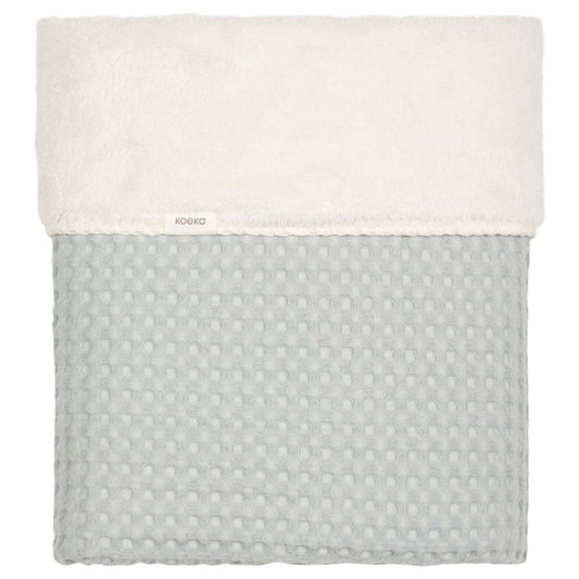 https://www.vanastenbabysuperstore.nl/media/catalog/product/1/8/1801900918_1_deken_wieg_koeka_wafelteddy_oslo_ocean_air.jpg