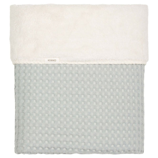 https://www.vanastenbabysuperstore.nl/media/catalog/product/1/8/1801900920_1_deken_ledikant_koeka_wafelteddy_oslo_ocean_air.jpg