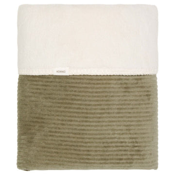 https://www.vanastenbabysuperstore.nl/media/catalog/product/1/8/1801900933_1_deken_wieg_koeka_teddy_vik_moss.jpg