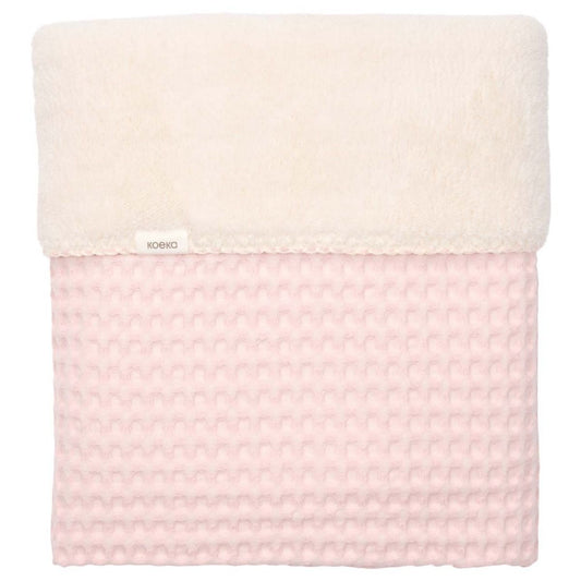 https://www.vanastenbabysuperstore.nl/media/catalog/product/1/8/1801900939_1_deken_wieg_koeka_wafeloslo_teddy_cotton_candy.jpg