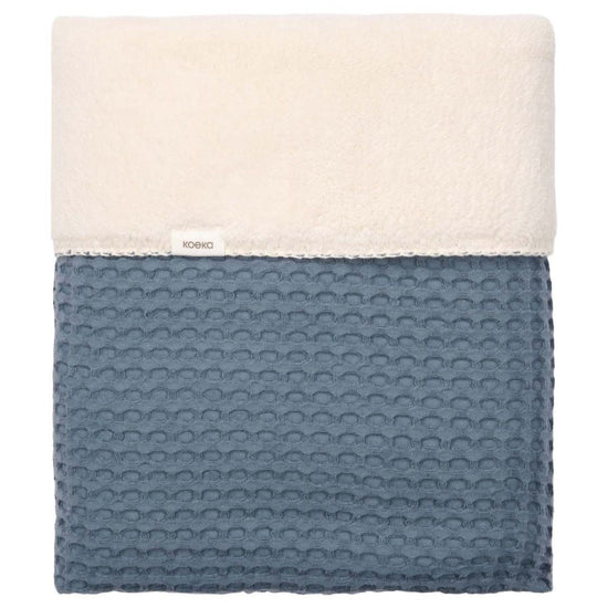https://www.vanastenbabysuperstore.nl/media/catalog/product/1/8/1801900940_1_deken_ledikant_koeka_wafeloslo_teddy_bluestone.jpg